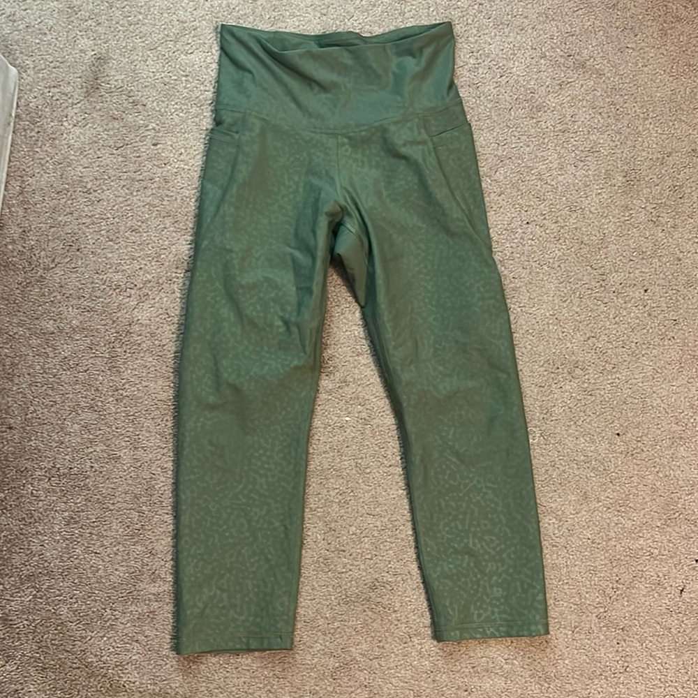Old navy athletic capris with pockets